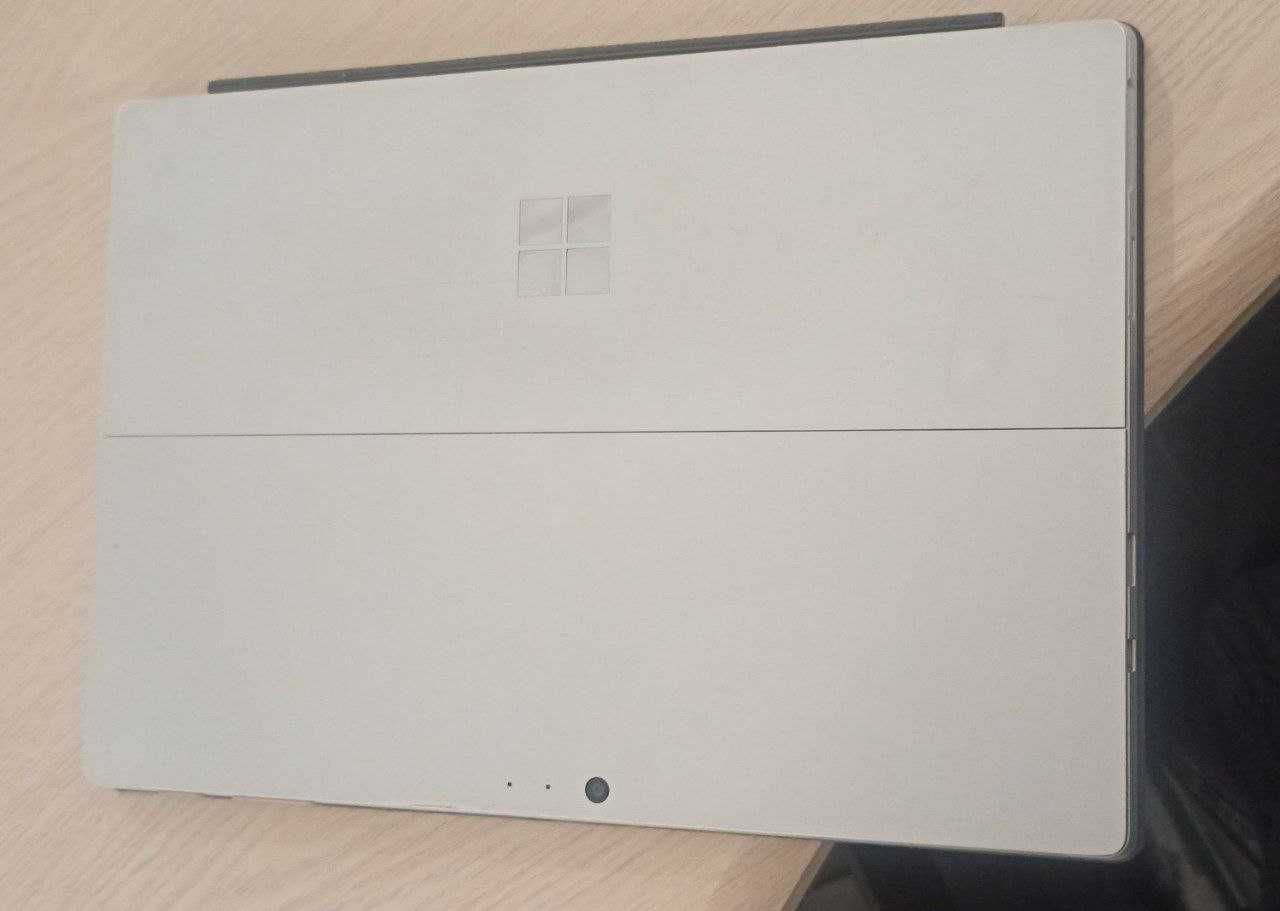 Мicrosoft surface pro 4  1724 8/256Gb у дуже гарному стані