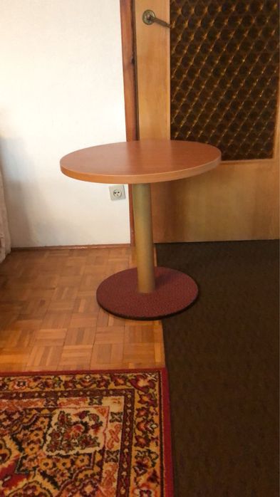 Okrągły stolik na stabilnej nóżce, np. do kawy