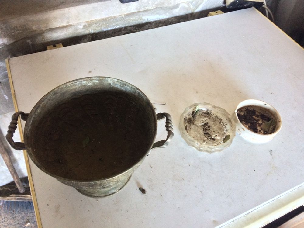 Vaso antigo de metal e cinzeiros para coleccionador