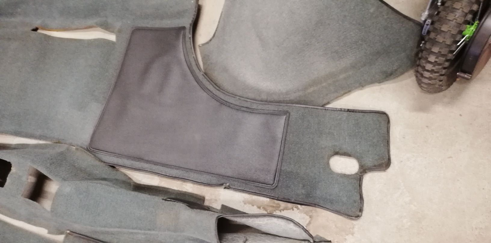 Fiat 126p wykładzina podłogi do wersji FL i ST bardzo ładny stan.