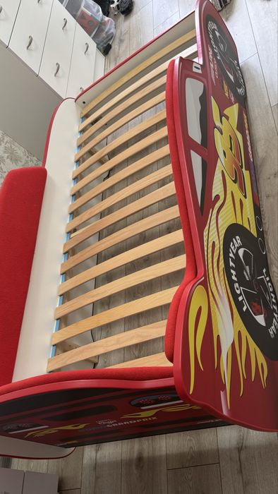 Детская кровать, машинка Маквин красный изЛДСП. Матрас продаю отдельно