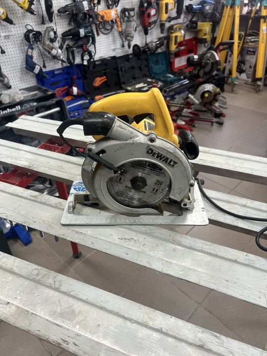 Пила циркулярная DeWalt ручная D23550