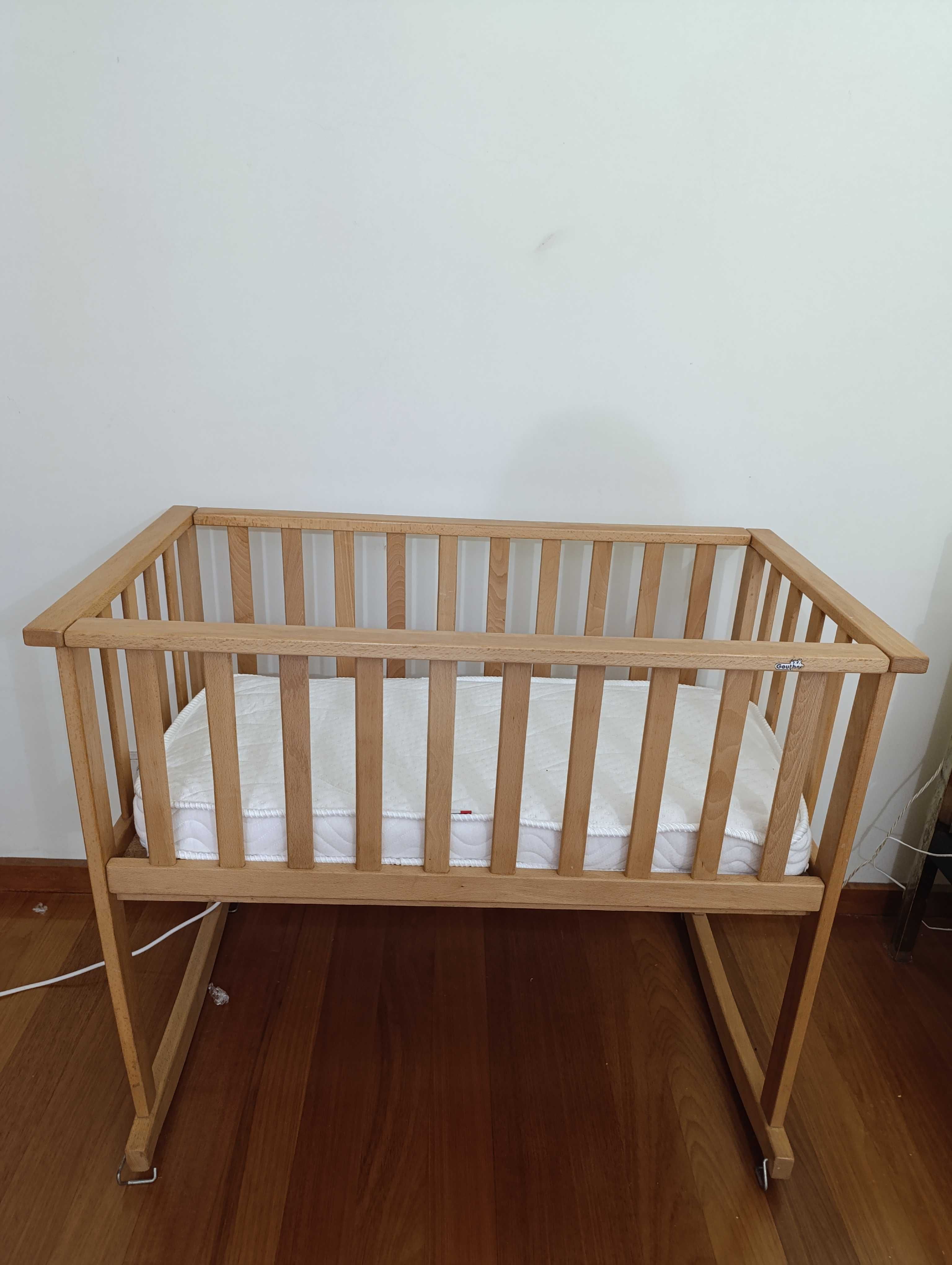 Berço pequeno com colchão