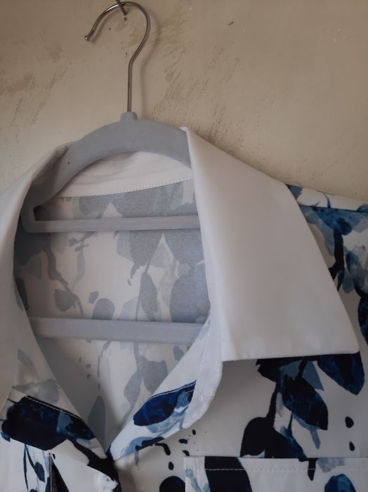 Elegancka biała koszula z niebieskim wzorem – kobieca i stylowa 36 38