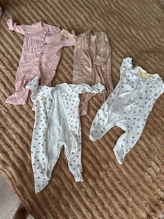 Дитячий одяг (пляшечки, іграшки та памперси у подарунок)