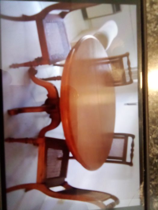 Mesa redonda e cadeiras