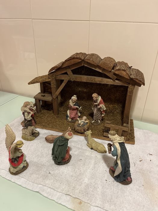 Presepio peças em marfinite e casa em madeira
