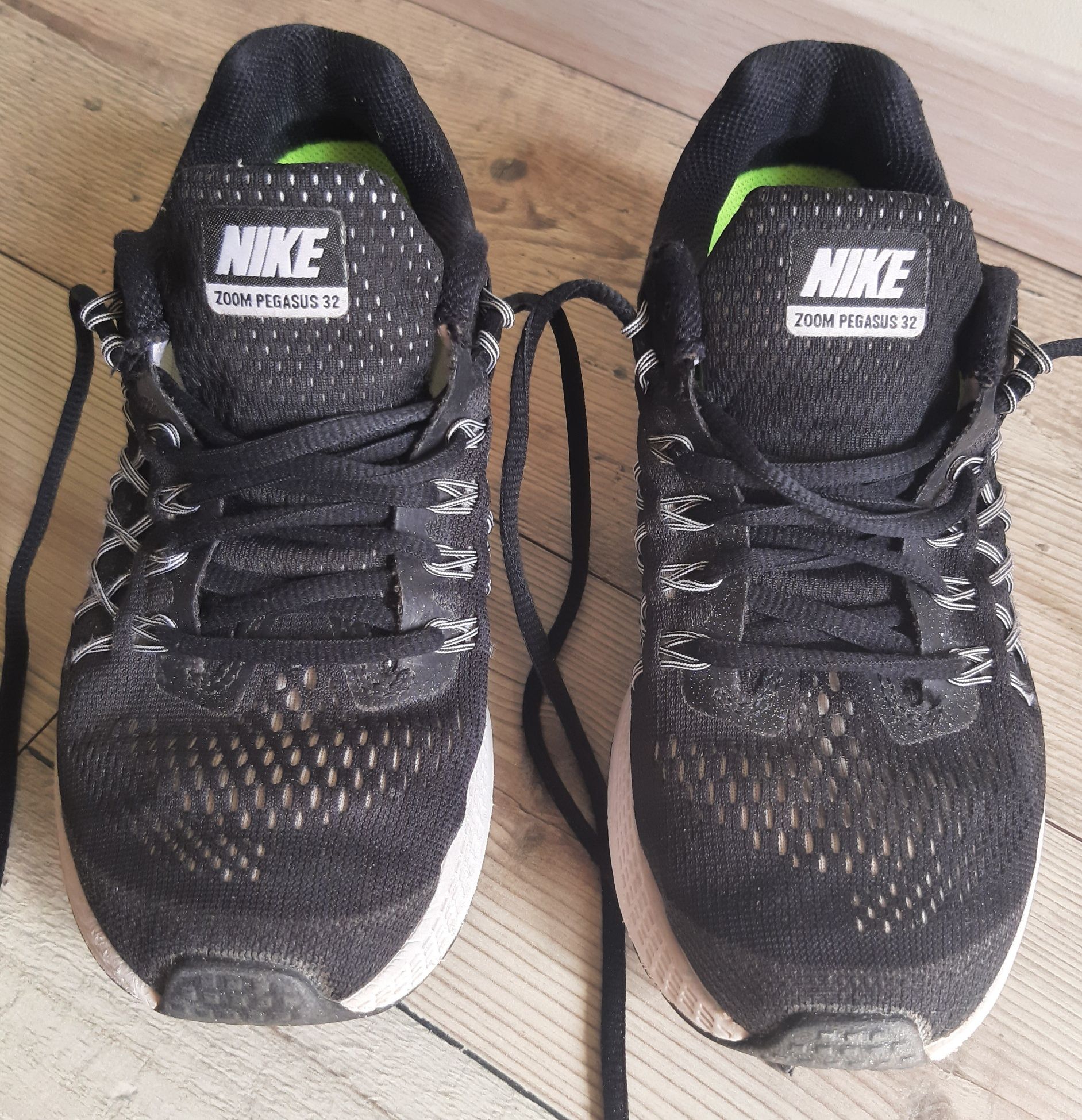 Кросівки NIKE (р.37,5)