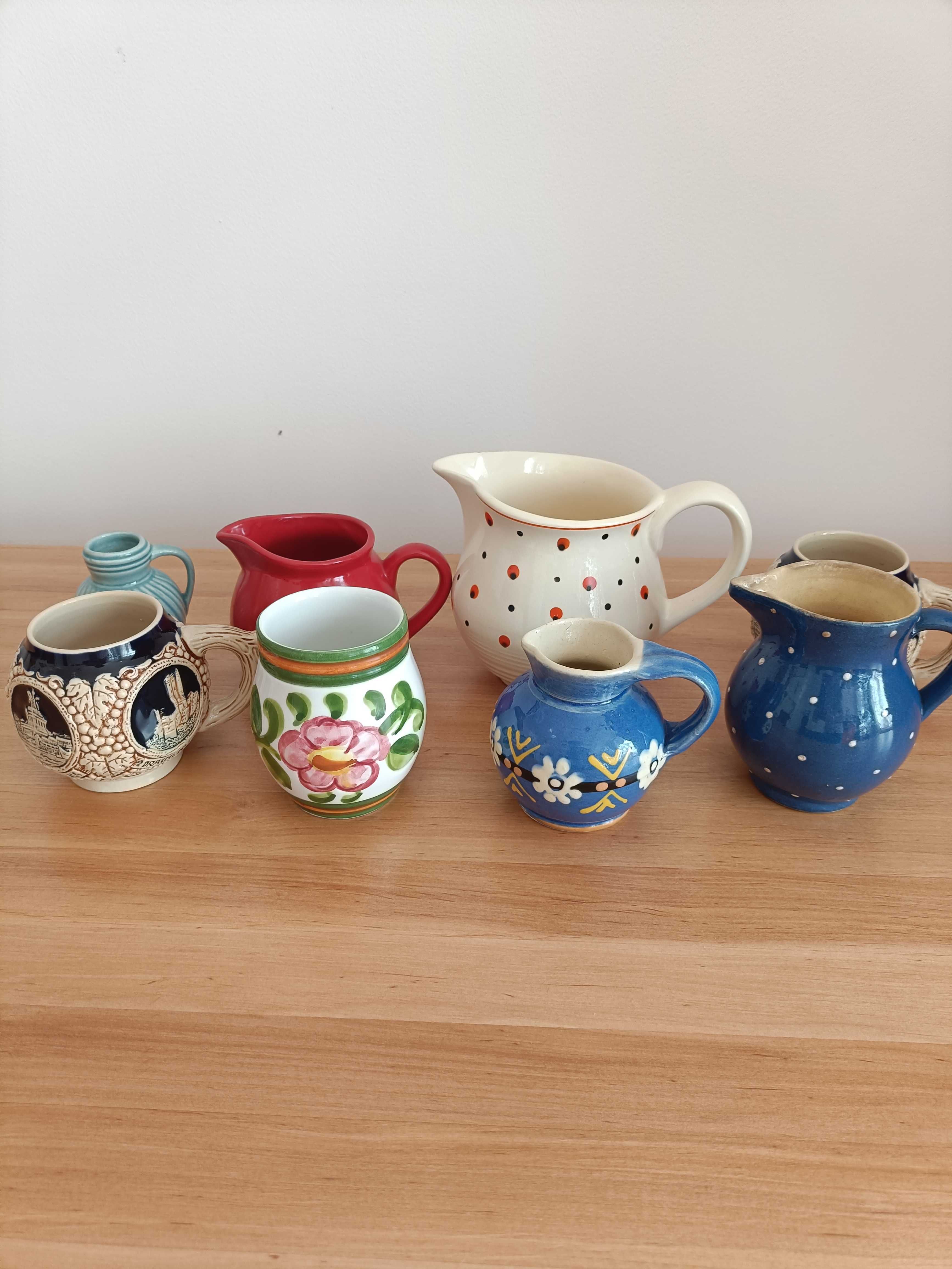 stare ceramiczne dzbanki ozdobne