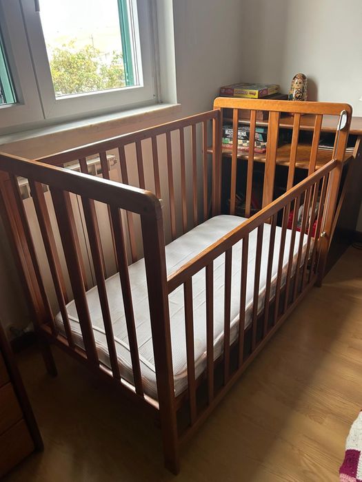 Cama de grades e colchão