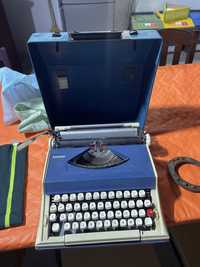 Máquina de escrever antiga a funcionar