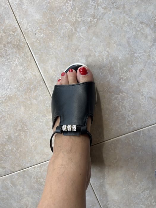 Sandalias novas em preto e branco
