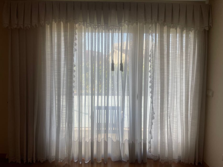 Cortinas E sanefa brancas