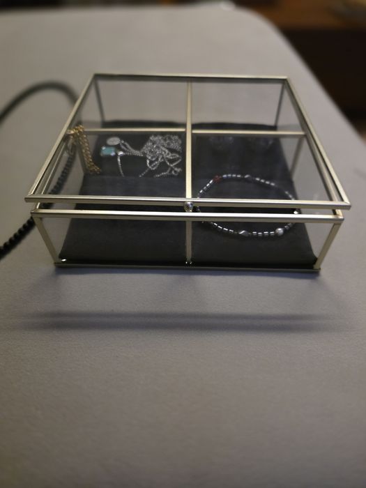 Guarda jóias novo com material