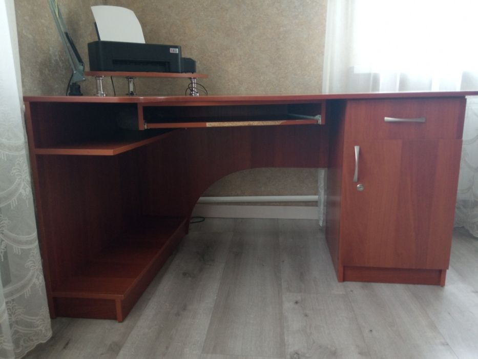 Комп'ютерний стіл