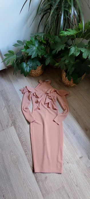 elegancka sukienka dla kobiety midi za kolano dopasowana