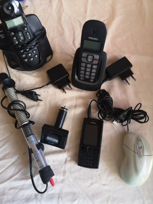Dois Telefones, um telemóvel, um termômetro para aquário, um rato comp