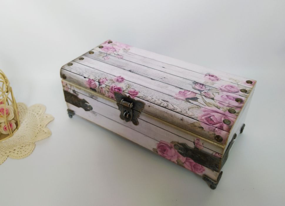 Великий дерев'яний сундук в стилі Шеббі шик