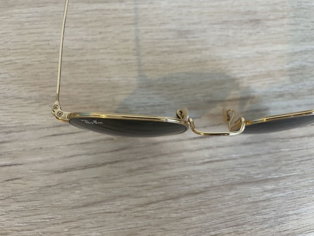 Óculos dourado da Ray-Ban