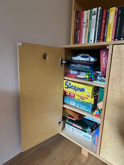 Regał ze sklejki w stylu skandynawskim