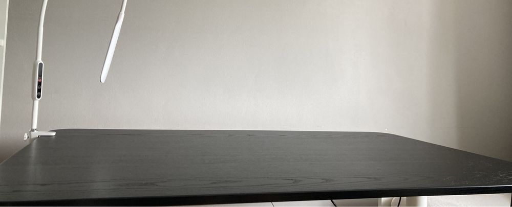Czarne biurko BEKANT z IKEA
