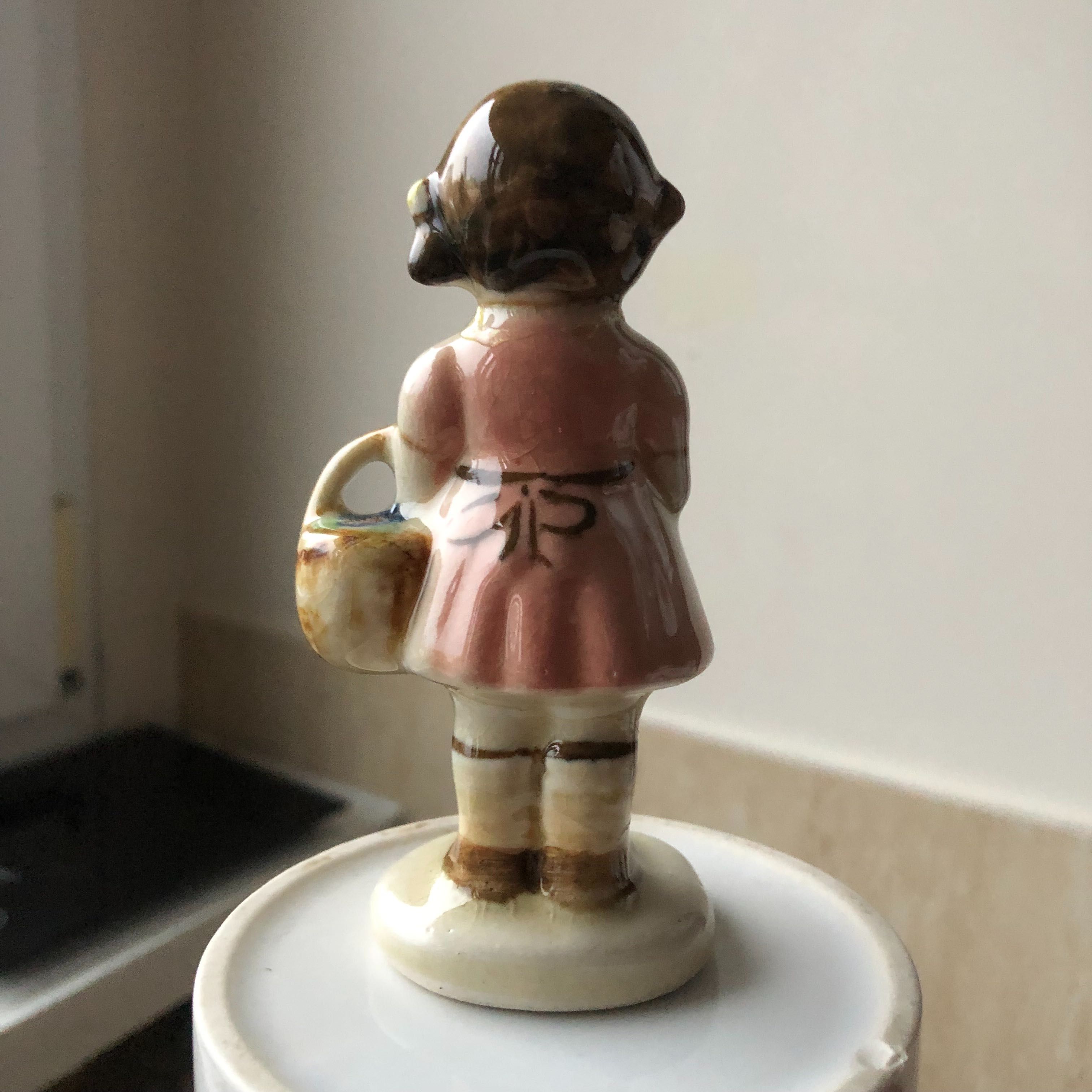 Stara figurka ceramiczna/porcelanowa dziewczynka grzybiarka