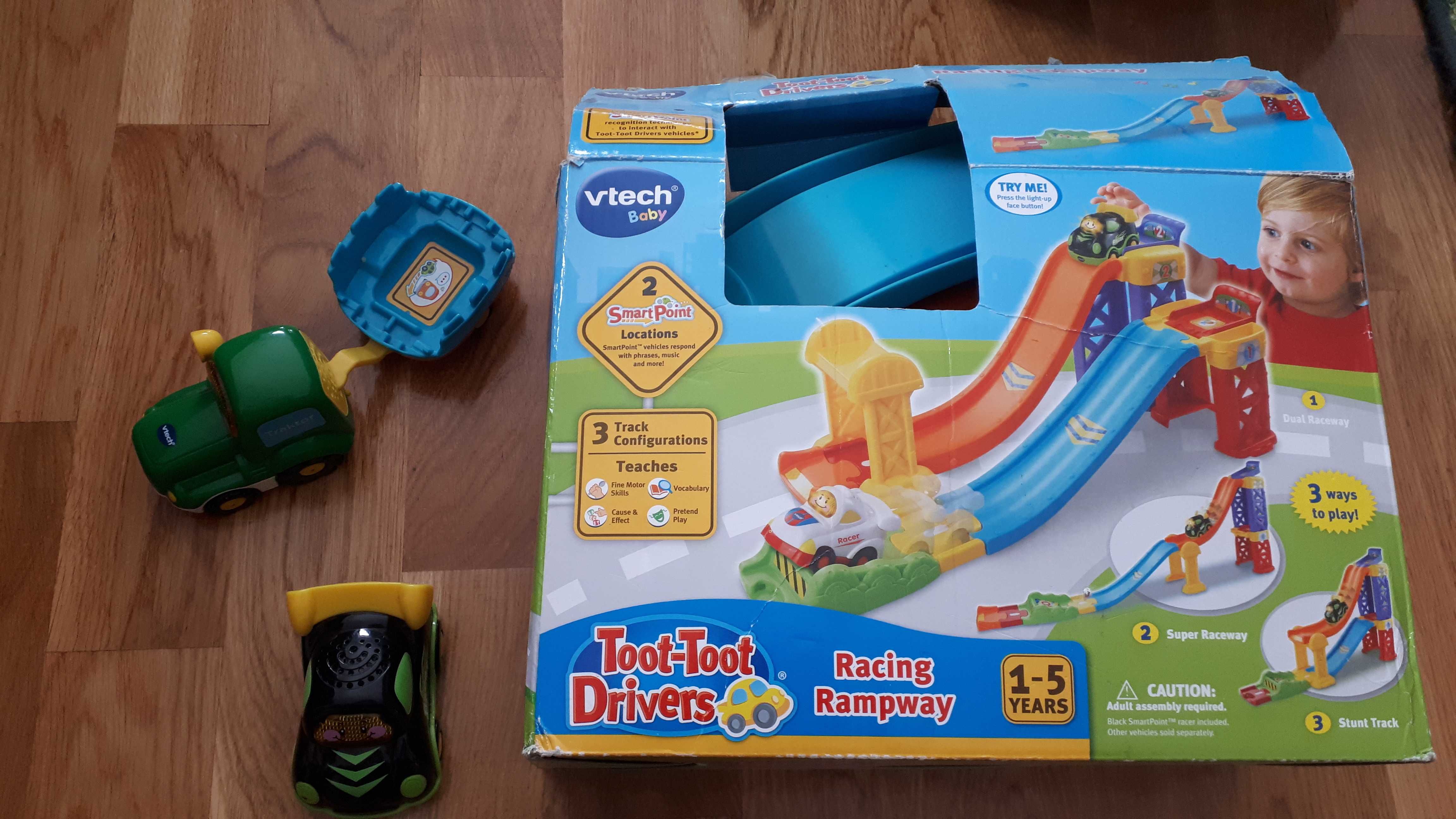 Vtech dwa zestawy.pierwszy z rampą,drugi traktor z przyczepą