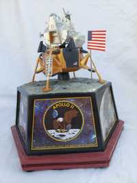 Rzeźba Apollo11 podświetlana z dźwiękiem