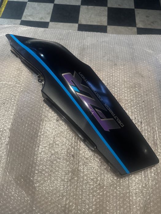 Osłona tylna prawa Yamaha FZR 600 Ogon Zadupek Tył Bok Boczek V321