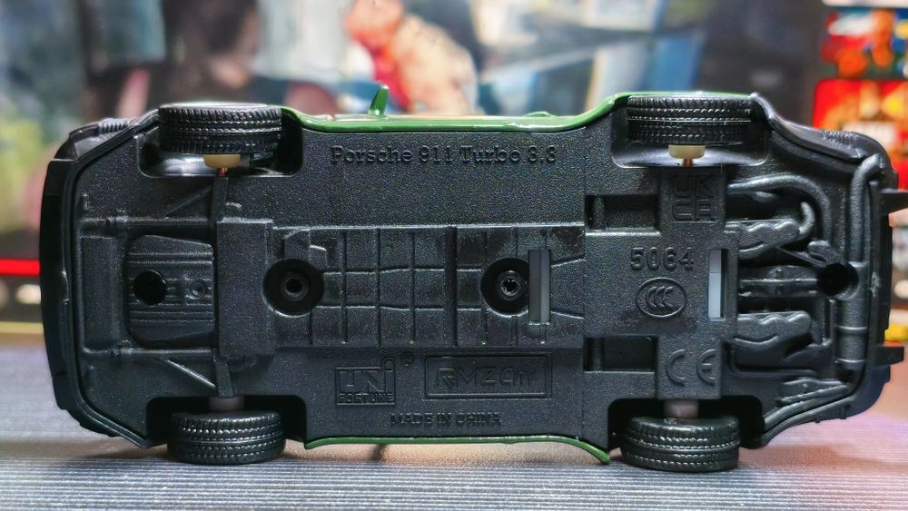 Модель автомобиля Porsche 911 Turbo 3.3 / Масштаб 1:36