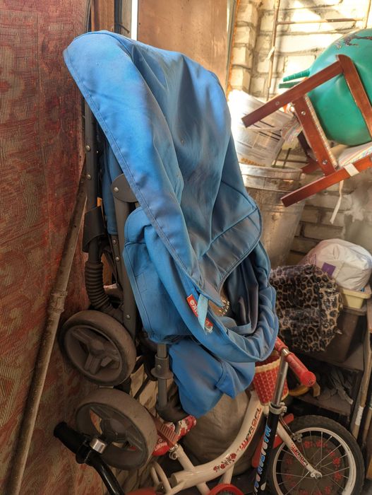 Візочок дитячий в нормальному стані,одна трубка тріснута.