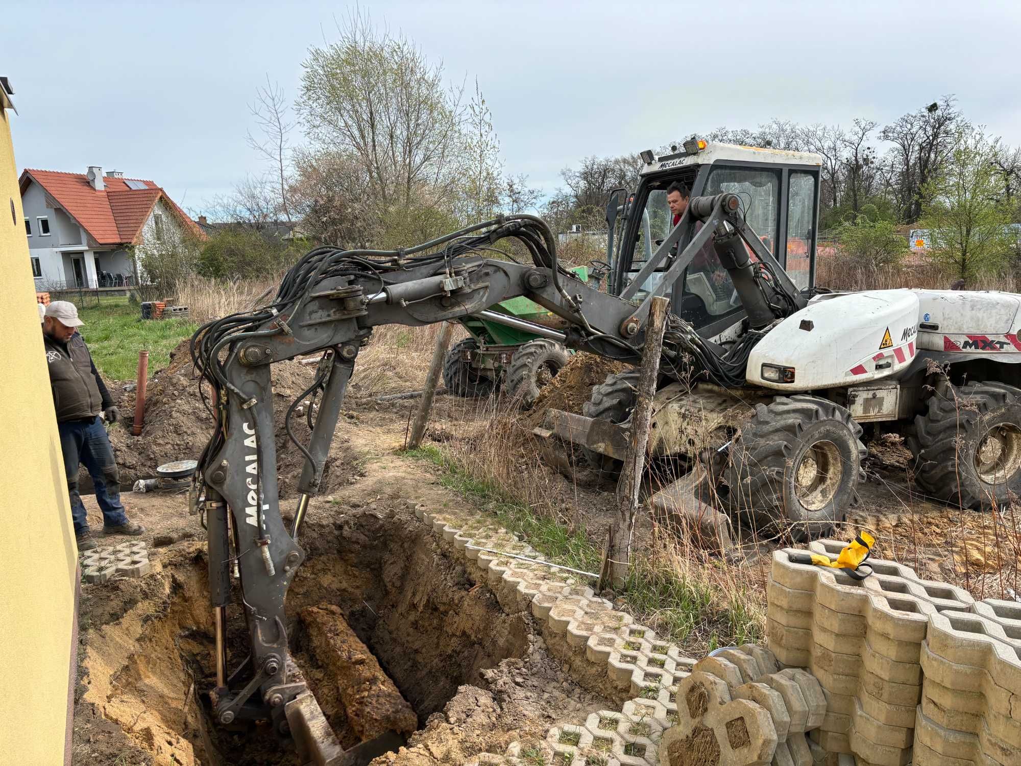 Mecalac prace ziemne rozładunki instalacje szamba wyburzenia Wrocław