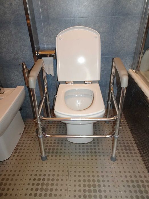 Apoio de braços para sanita com altura regulável