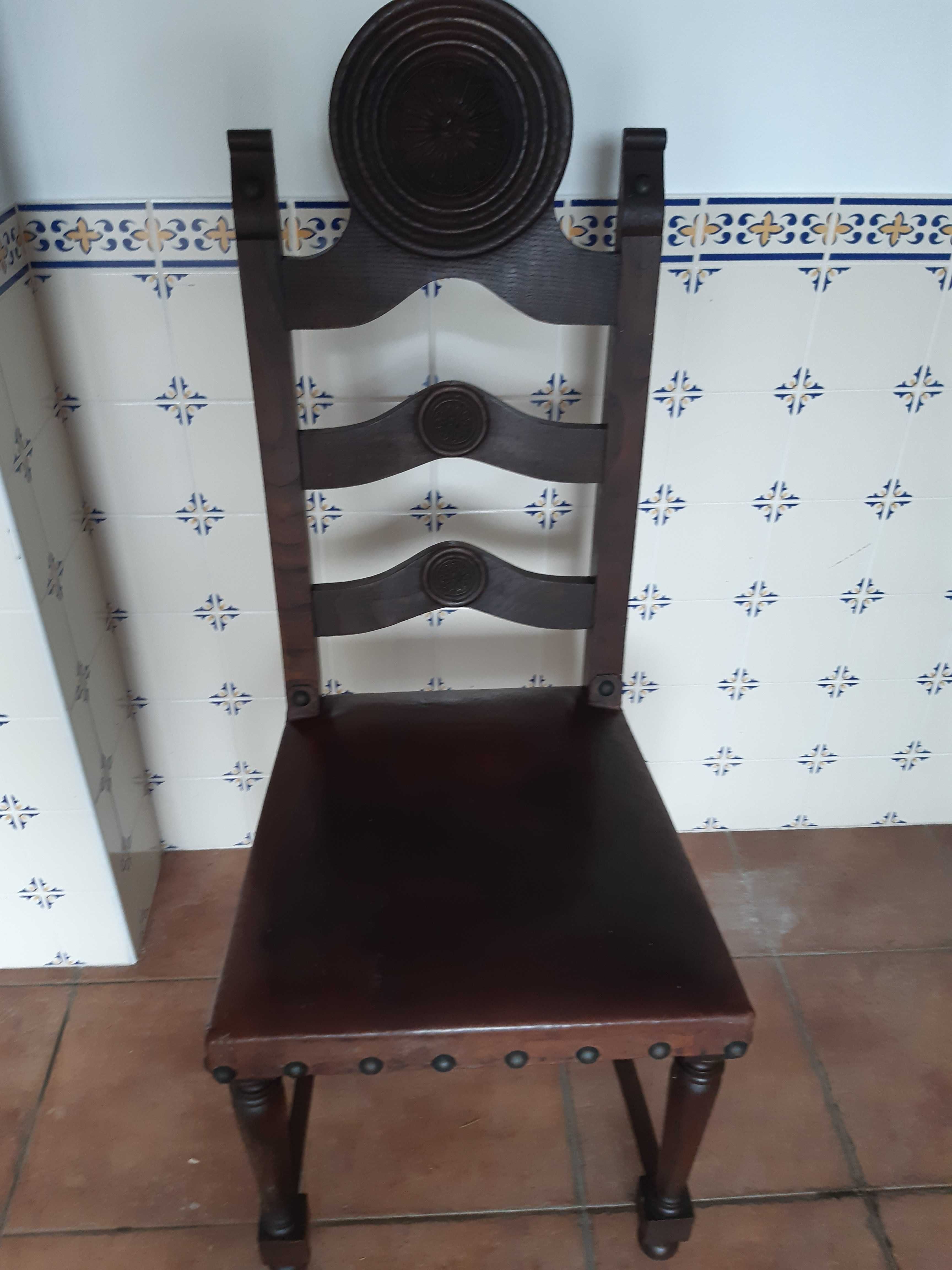 Cadeiras Antigas  Madeira Maciça em Pau Santo e Cabedal