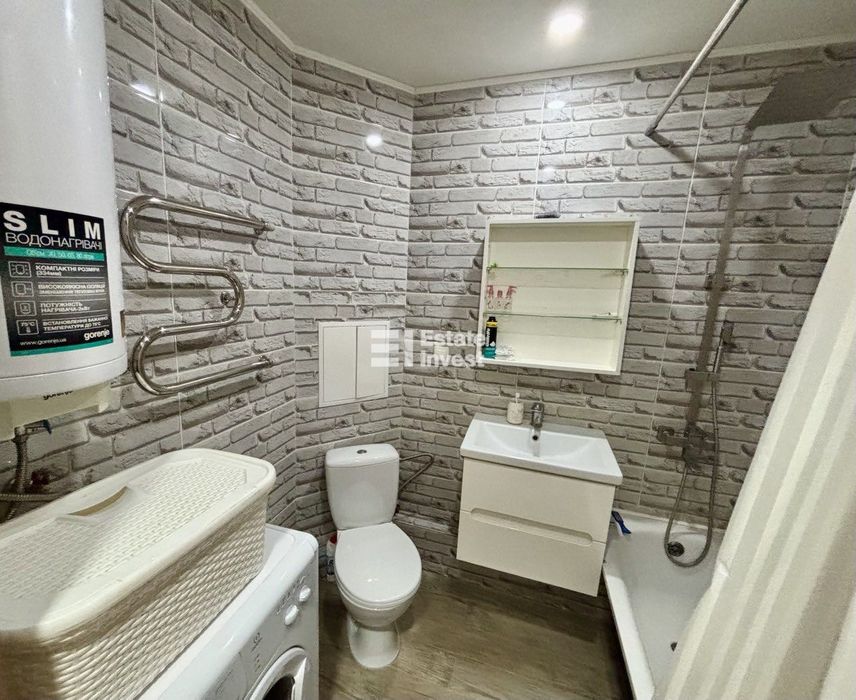 У продажу 4 кімн.кв.за адресою вул. Амосова,13.