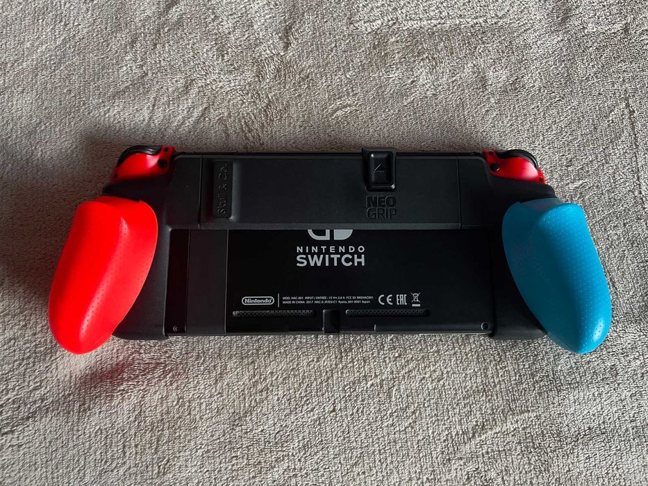 Nintendo Switch z 6 grami (wersje pudelkowe) + grip + ekstra pad