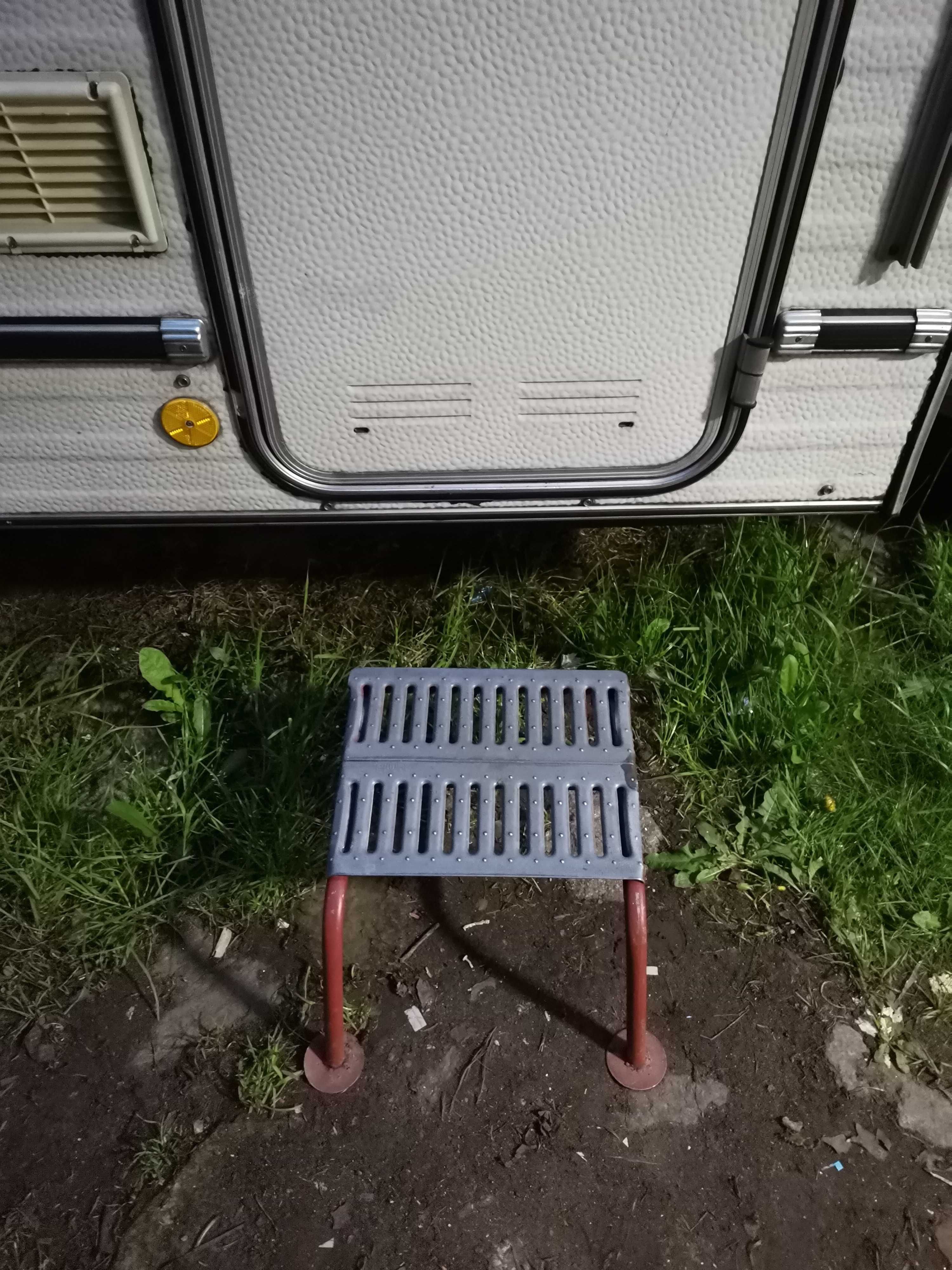 Stabilny , solidny schodek, stopień do przyczepy, kampera.