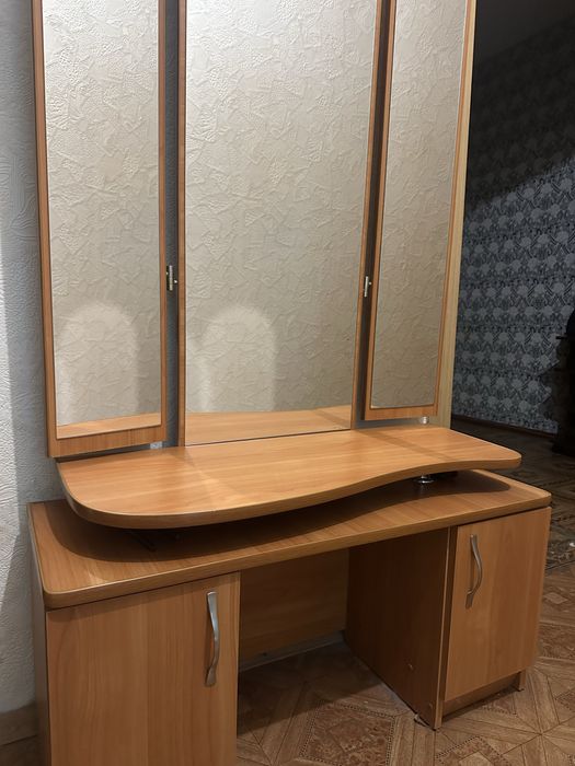 Трюмо з дзеркалом