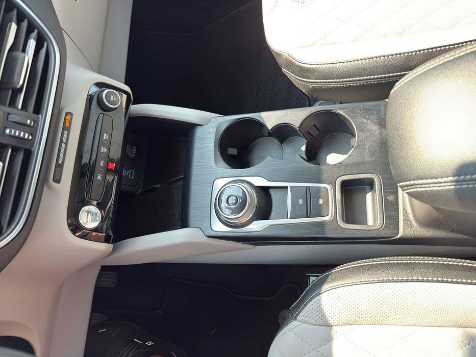 Ford Escape Hybrid      2023