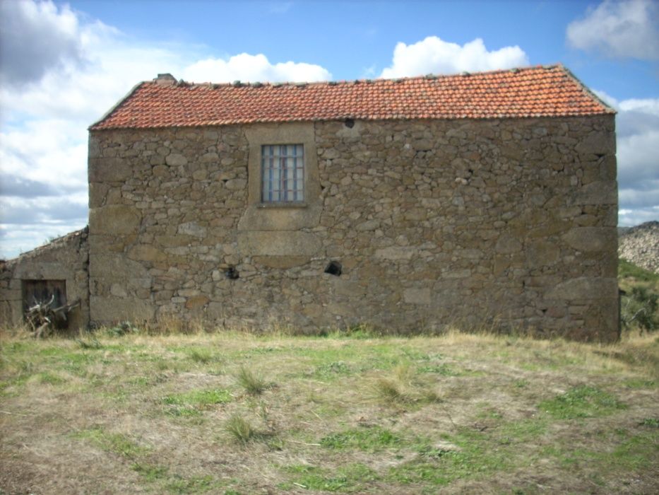 casa e terrenos com vista pá serra da estrela