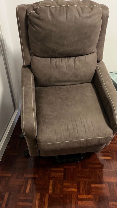 Poltrona reclinável eletrica om massagens.