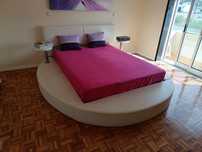 Vendo cama redonda em branco