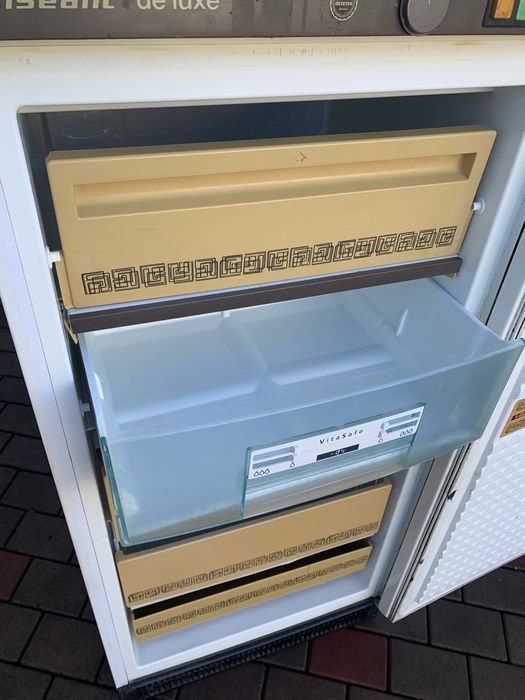 Морозильна камера в робочому стані є доставка