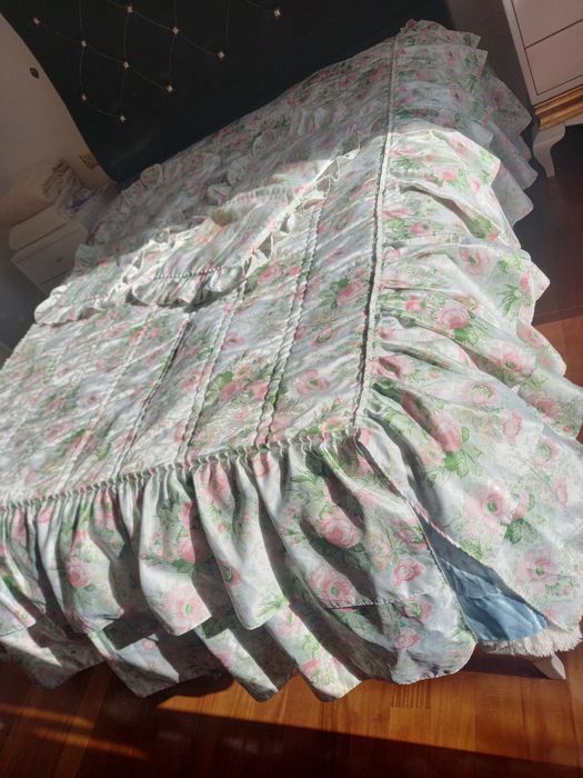 Edredão cama de casal em tons de verde e rosa