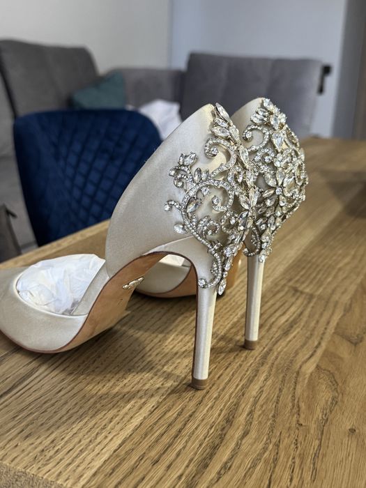 Продаю весільні туфлі бренду Badgley Mischka
