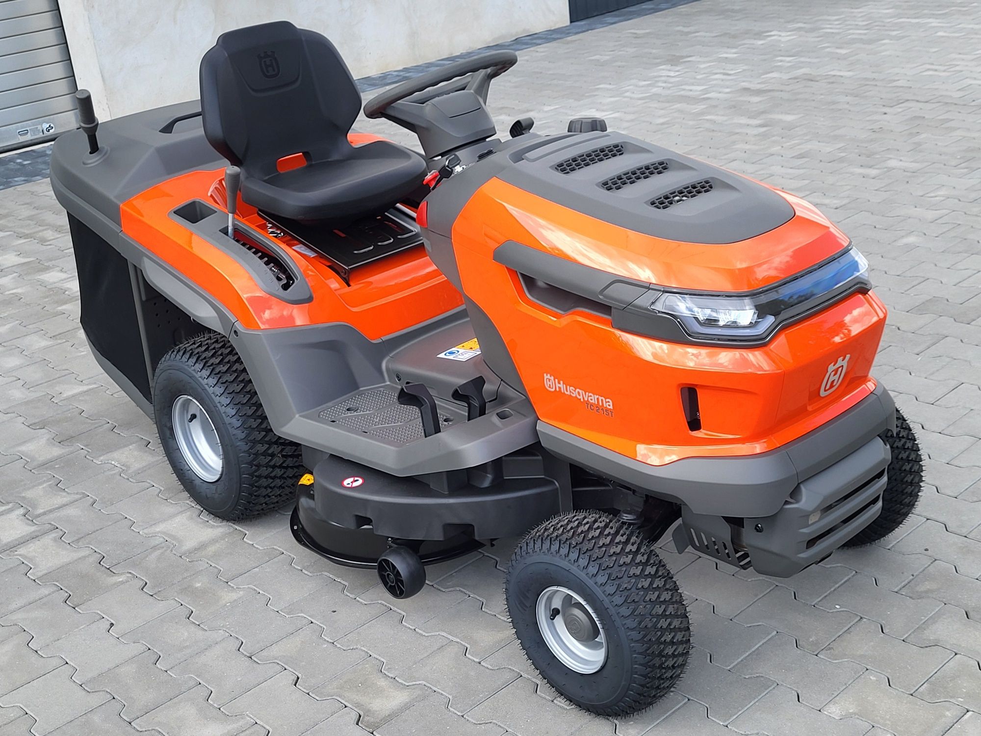 Husqvarna TC 215T V2 18KM 2025r po demo 8h traktorek kosiarka