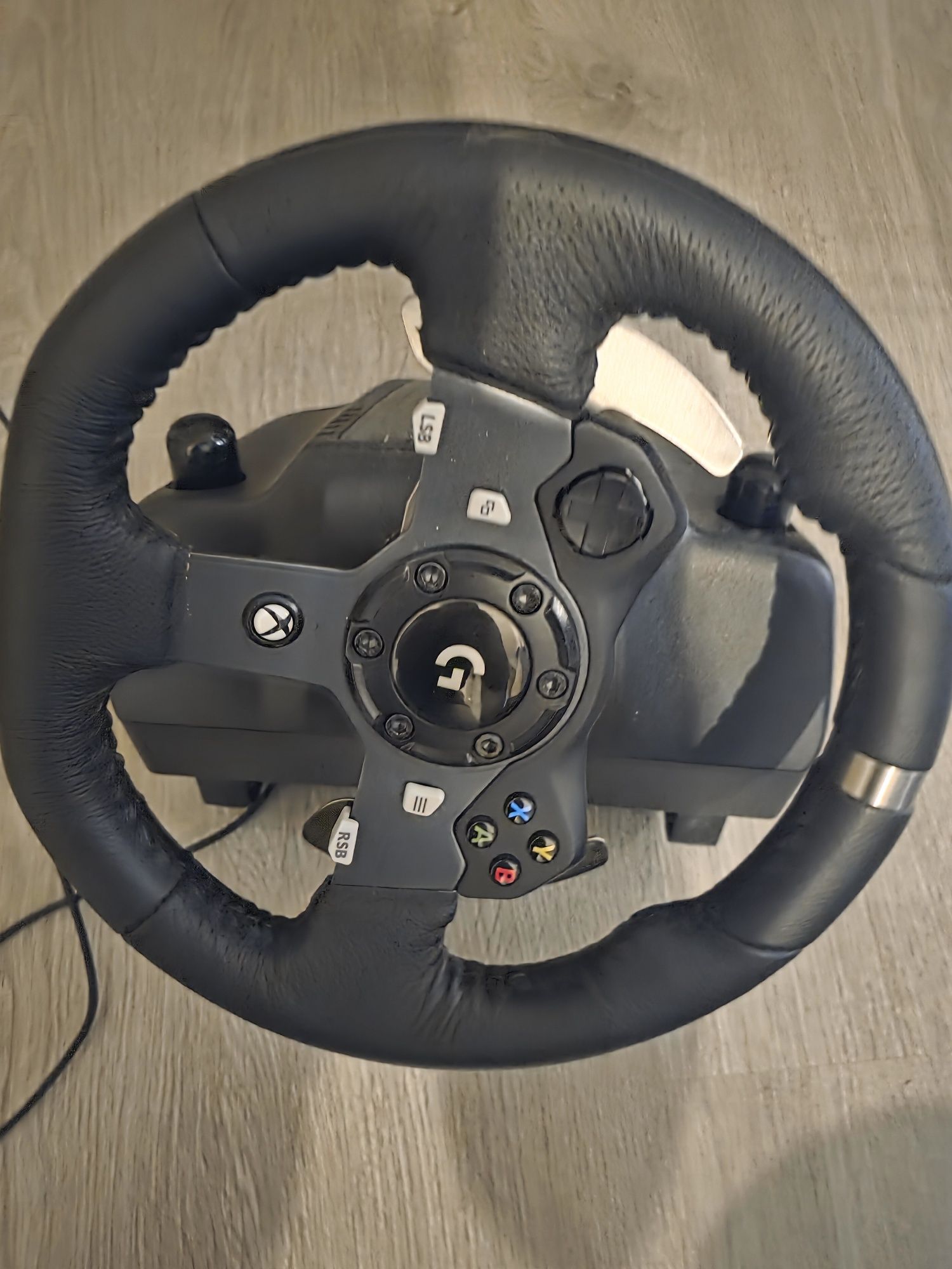 Kierownica Logitech  z pedałami do Xbox