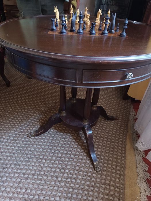 Mesa de jogos antiga