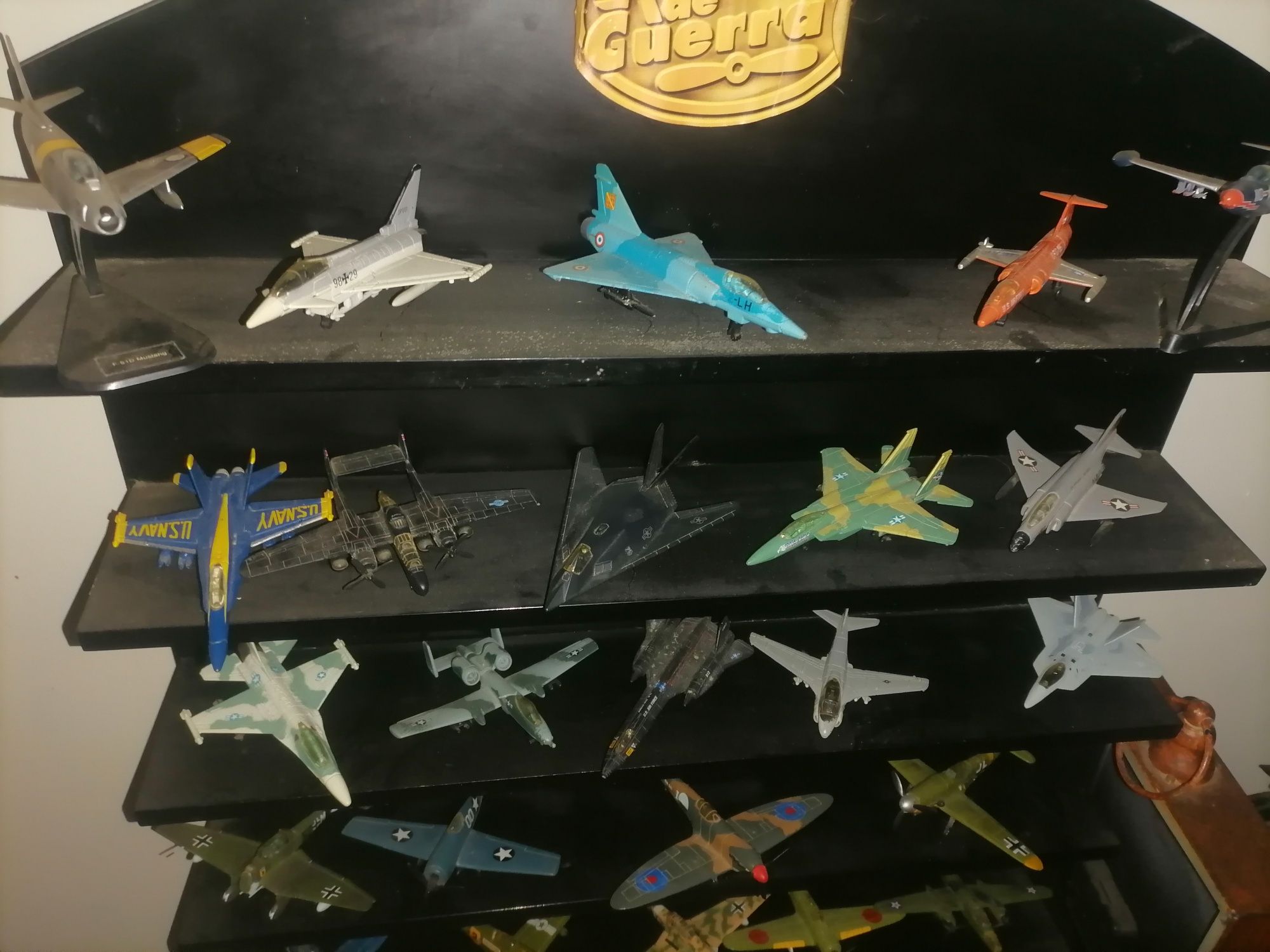 Coleção 30 aviões de guerra  160 €