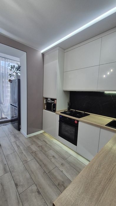 Двокімнатна квартира з кладовкою в ціні! Буча!